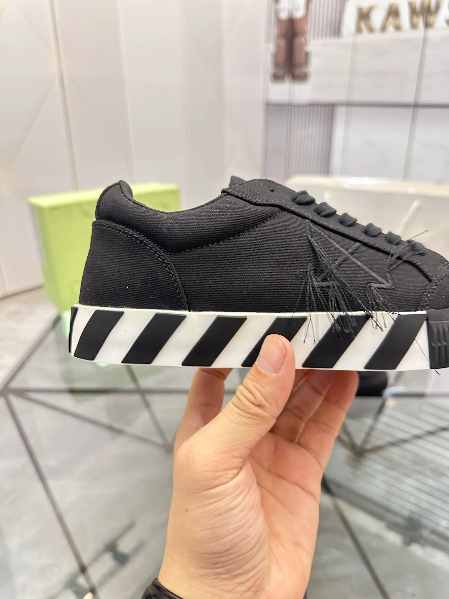 Selling men's shoes 💰: 💰P440¥ Product trademark: OFF WHITE *"OFF WHITE*" low-top casual shoes Regular size: 35-45 (can be customized to 46) Couple style Product materials: Original fabric from the upper counter, breathable lining, original outsole. No.: H203